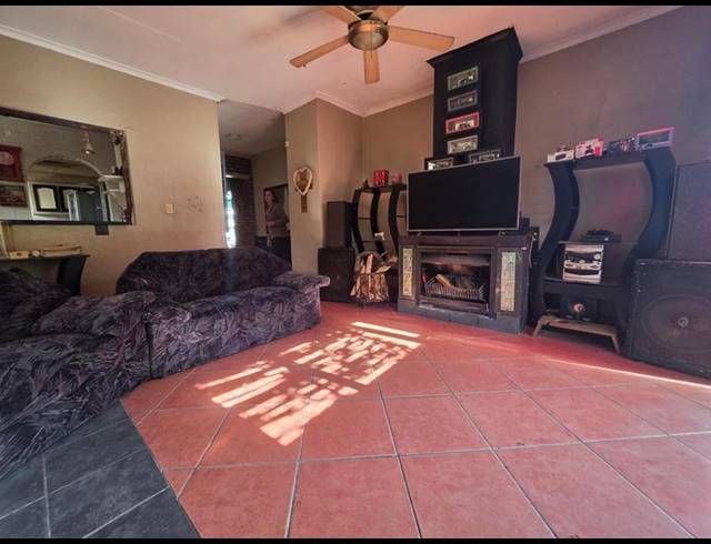 3 BEDROOM HOUSE FOR SALE IN RACEVIEW